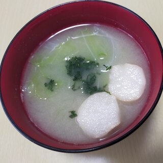 大葉とキャベツと玉ねぎとお麩のお味噌汁♪